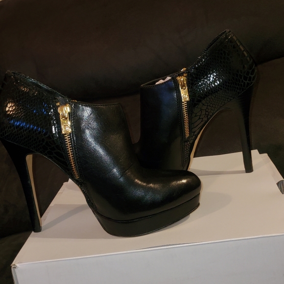 🎉HP🎉 Michael Kors black platform ankle boots.Sz 8.5. NWOT.  Leather-gold trim - Picture 9 of 10